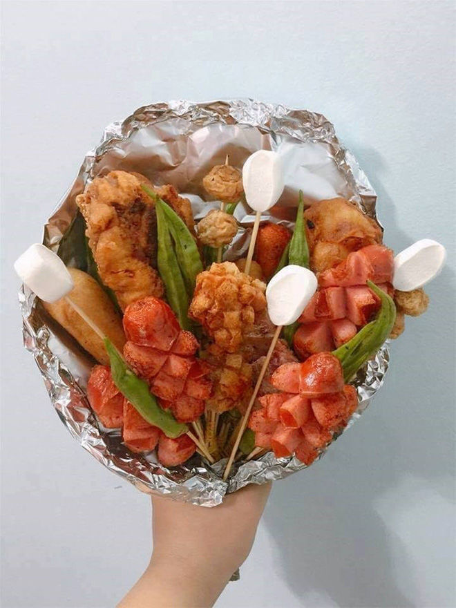 Valentine mùa dịch: Khẩu trang, nước rửa tay là món quà ý nghĩa nhất