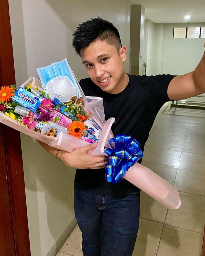 Valentine mùa dịch: Khẩu trang, nước rửa tay là món quà ý nghĩa nhất