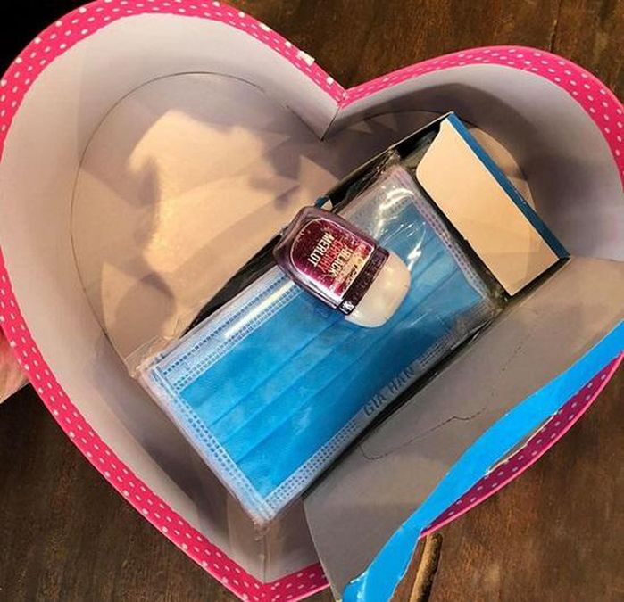 Valentine mùa dịch: Khẩu trang, nước rửa tay là món quà ý nghĩa nhất