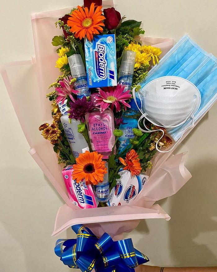 Valentine mùa dịch: Khẩu trang, nước rửa tay là món quà ý nghĩa nhất