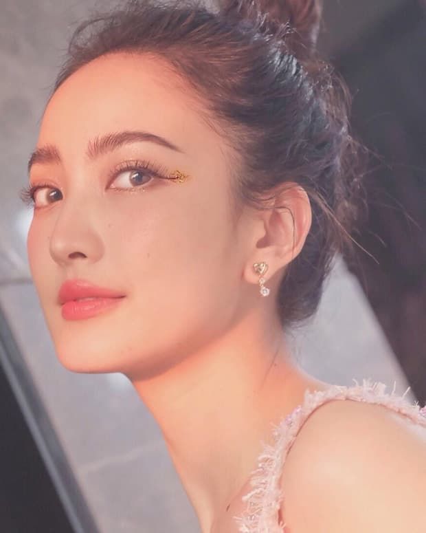 Vẽ mắt như mỹ nhân Thái: Baifern đính đá, Davika viết chữ lên đuôi mắt