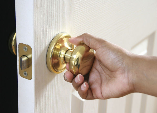 Virus Corona có thể lây gián tiếp qua tay nắm cửa, màn hình điện thoại
