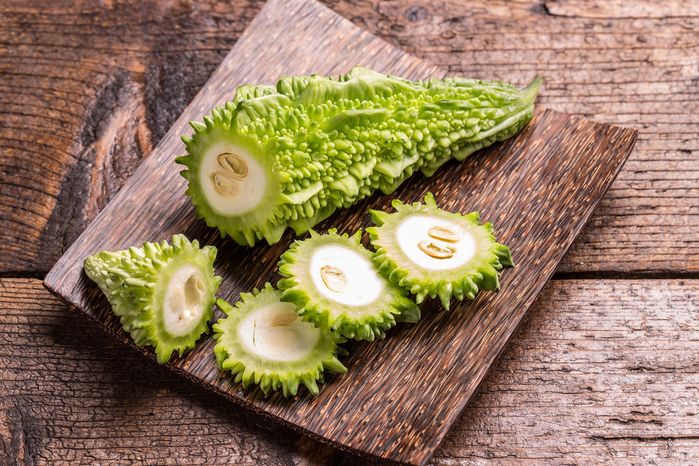 Xông hơi bằng khổ qua: 1 trong 8 cách xông mặt giúp da luôn mịn màng