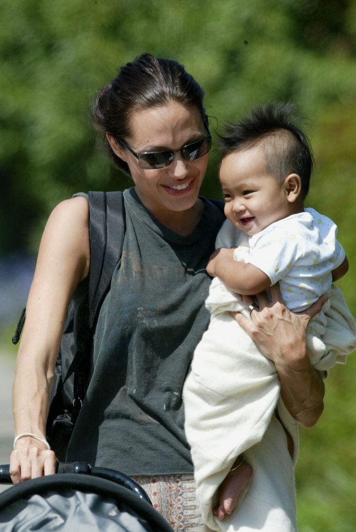 6 nhóc tỳ nhà Brangelina lột xác: Shiloh từ công chúa hóa tomboy