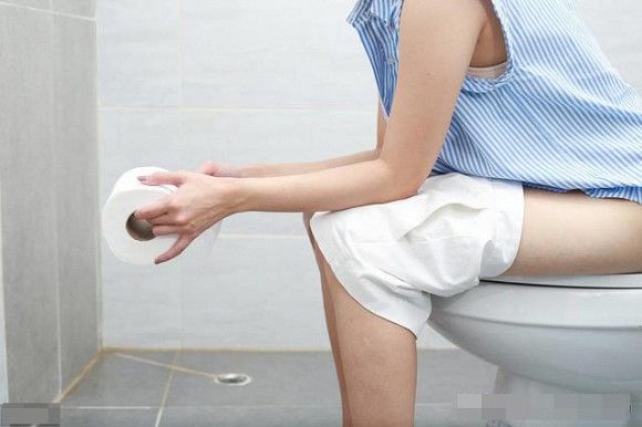 TS Nguyễn Thái Hà: Đi vệ sinh xong dùng giấy, bông tẩy trang thấm khô