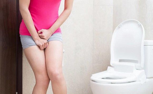 TS Nguyễn Thái Hà: Đi vệ sinh xong dùng giấy, bông tẩy trang thấm khô