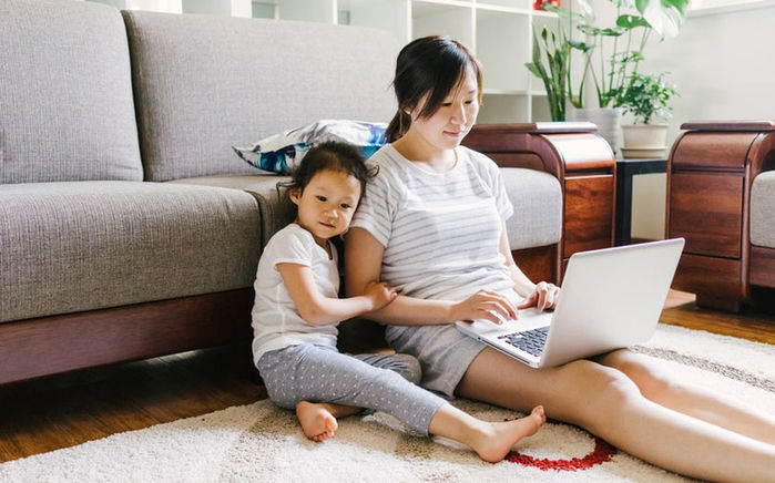 Tránh xao nhãng khi làm ở nhà: Không mặc đồ ngủ, ra ban công làm việc