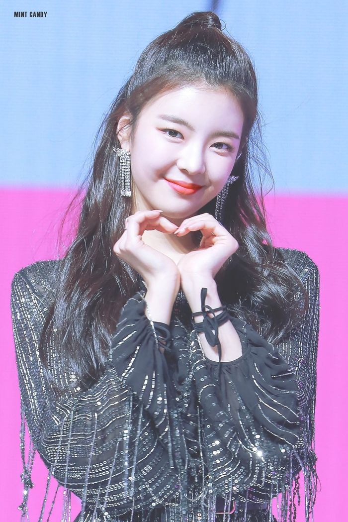 Idol nữ để kiểu tóc buộc nửa đầu: Taeyeon, Joy