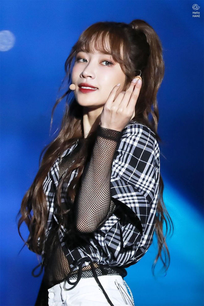 Idol nữ để kiểu tóc buộc nửa đầu: Taeyeon, Joy