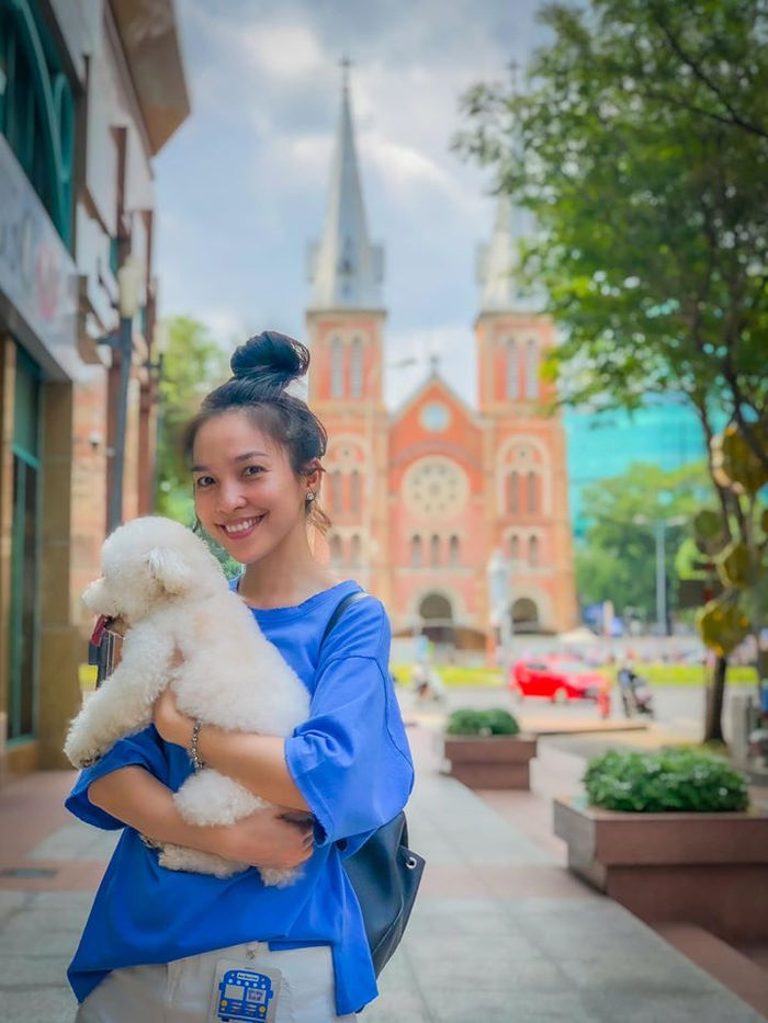 Elly Trần cực gợi cảm, Nhã Phương - Thúy Ngân mặc áo mưa phòng dịch