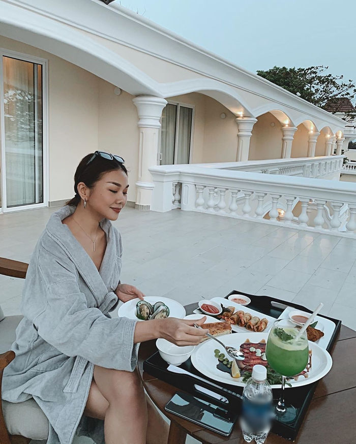Elly Trần cực gợi cảm, Nhã Phương - Thúy Ngân mặc áo mưa phòng dịch