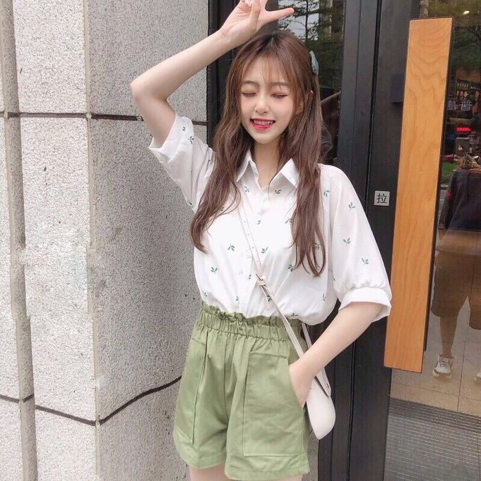 F5 phong cách với áo sơ mi: Hãy thử mix với quần short sắc màu