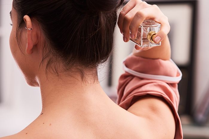 Xịt nước hoa vào rốn, mắt cá chân,…để “ngát hương” suốt cả ngày dài