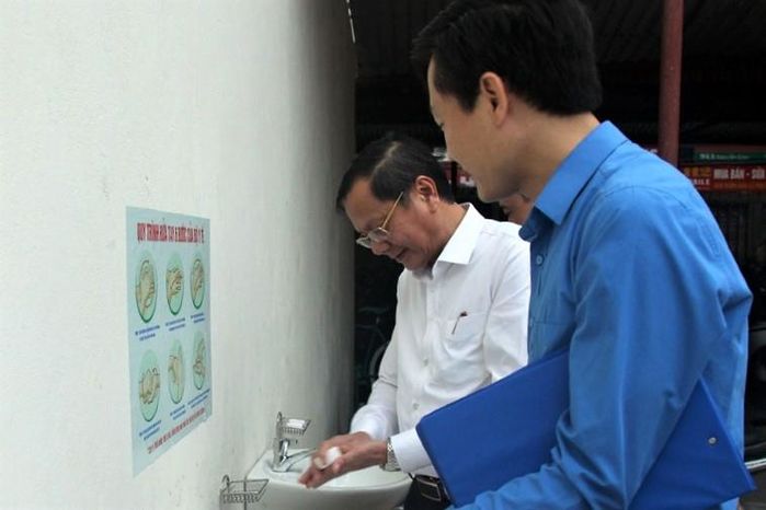 Giáo viên phát khẩu trang, kiểm tra sức khỏe đón học sinh trở lại