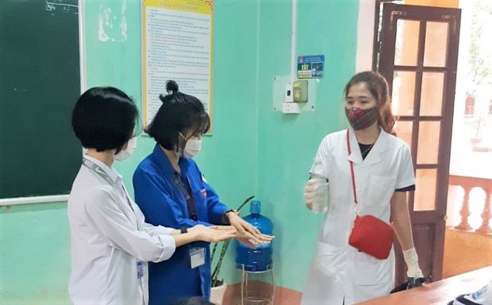 Giáo viên phát khẩu trang, kiểm tra sức khỏe đón học sinh trở lại