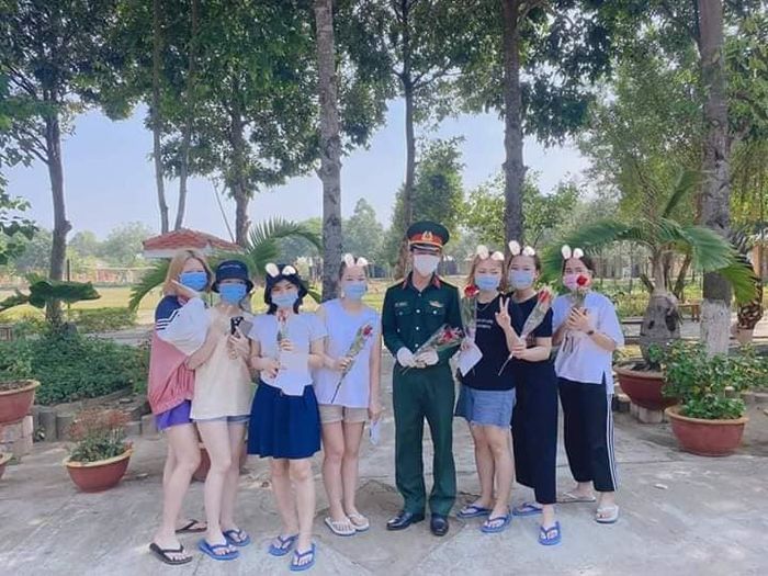 Khoảnh khắc đẹp ngày 8/3 tại khu cách ly khiến dân mạng cảm động