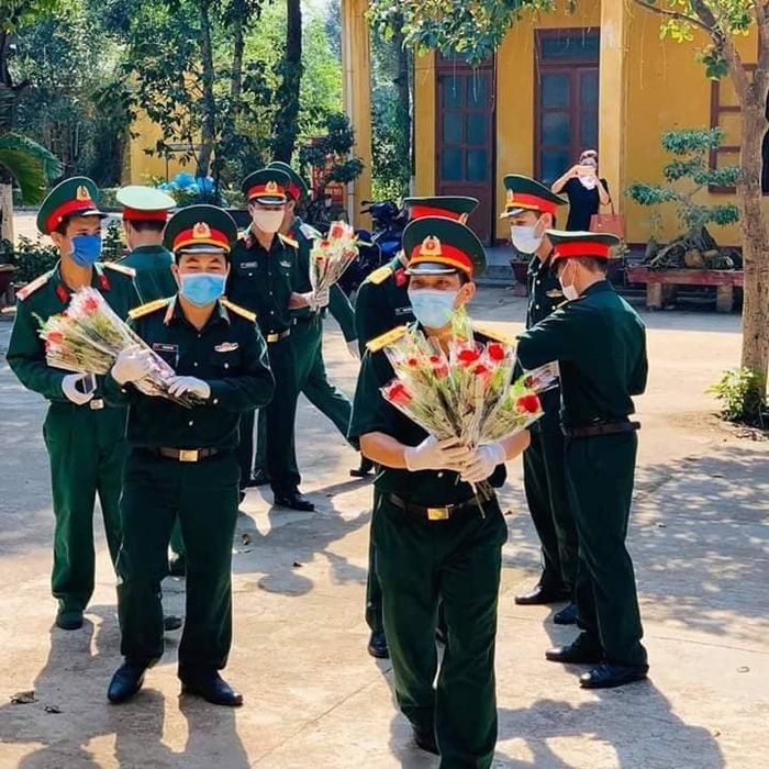 Khoảnh khắc đẹp ngày 8/3 tại khu cách ly khiến dân mạng cảm động