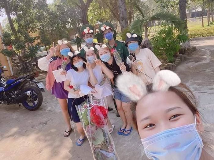 Khoảnh khắc đẹp ngày 8/3 tại khu cách ly khiến dân mạng cảm động