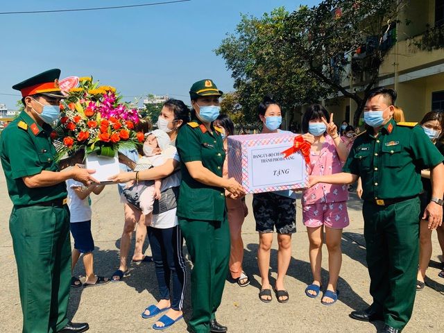 Khoảnh khắc đẹp ngày 8/3 tại khu cách ly khiến dân mạng cảm động