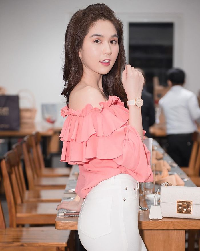 Đụng cả set đồ với “chị iu” Phượng Chanel, Ngọc Trinh lần đầu thất thế