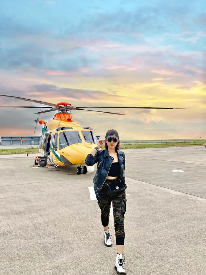 Việt Anh quây quần bên con trai, Thúy Ngân đi trực thăng siêu sang