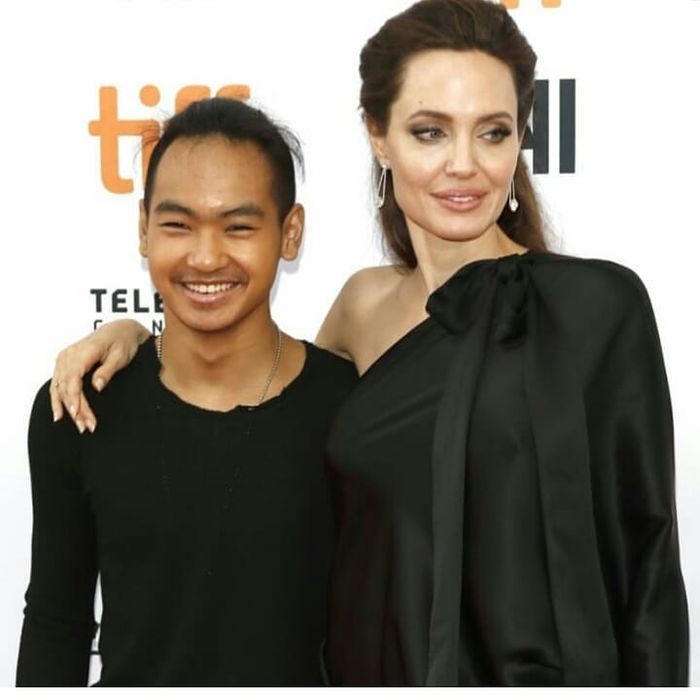 6 nhóc tỳ nhà Brangelina lột xác: Shiloh từ công chúa hóa tomboy