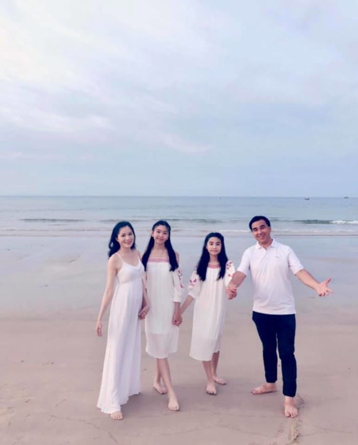 Vợ Quyền Linh khoe ảnh hồi nhỏ của hai cô con gái