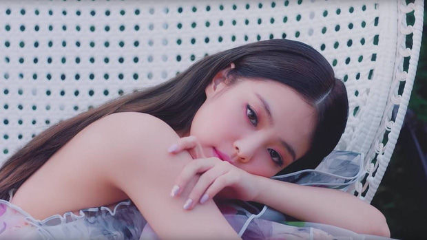 Bộ sưu tập nail của Jennie: Thích xinh yêu thì vẽ gấu teddy, hoa cúc