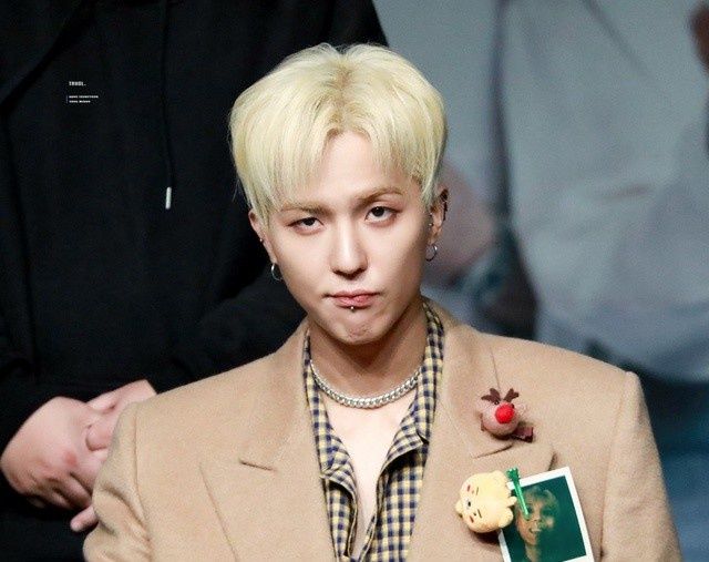 V (BTS) và loạt nam idol đeo khuyên ở vị trí độc lạ