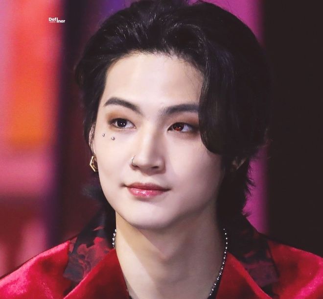 V (BTS) và loạt nam idol đeo khuyên ở vị trí độc lạ