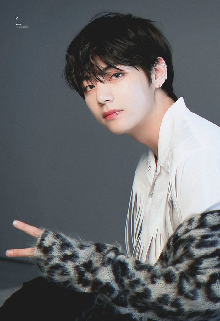V (BTS) và loạt nam idol đeo khuyên ở vị trí độc lạ