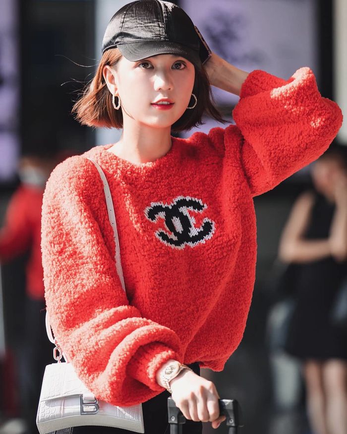 Đụng cả set đồ với “chị iu” Phượng Chanel, Ngọc Trinh lần đầu thất thế