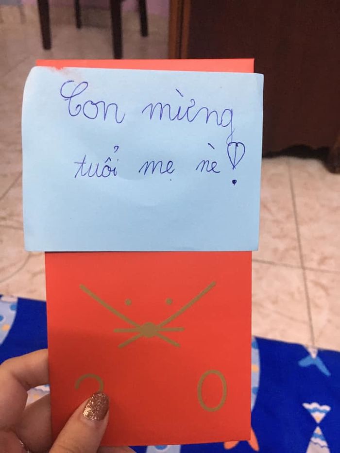 Ấm lòng câu chuyện bé gái 10 tuổi tự tay dành tặng mẹ món quà bất ngờ