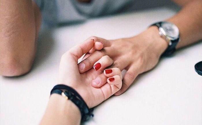 Làm đổ cà phê sẽ giúp bạn gây ấn tượng trong lần gặp đầu