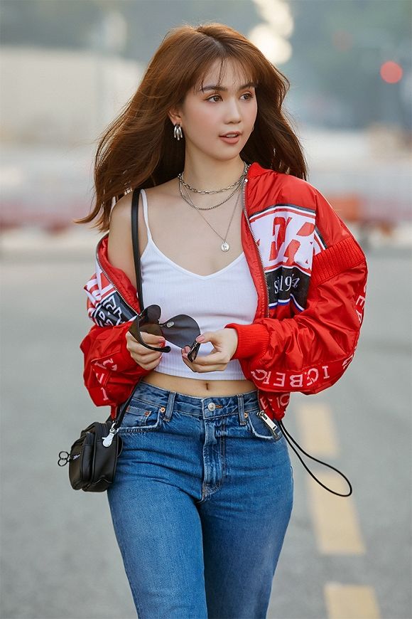 Ngọc Trinh cho thấy vòng eo vô địch qua thử thách quấn dây tai nghe