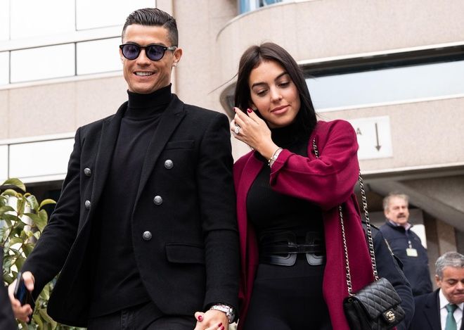 Yêu Ronaldo, cuộc đời Rodriguez thay đổi 180 độ: Tình - tiền viên mãn