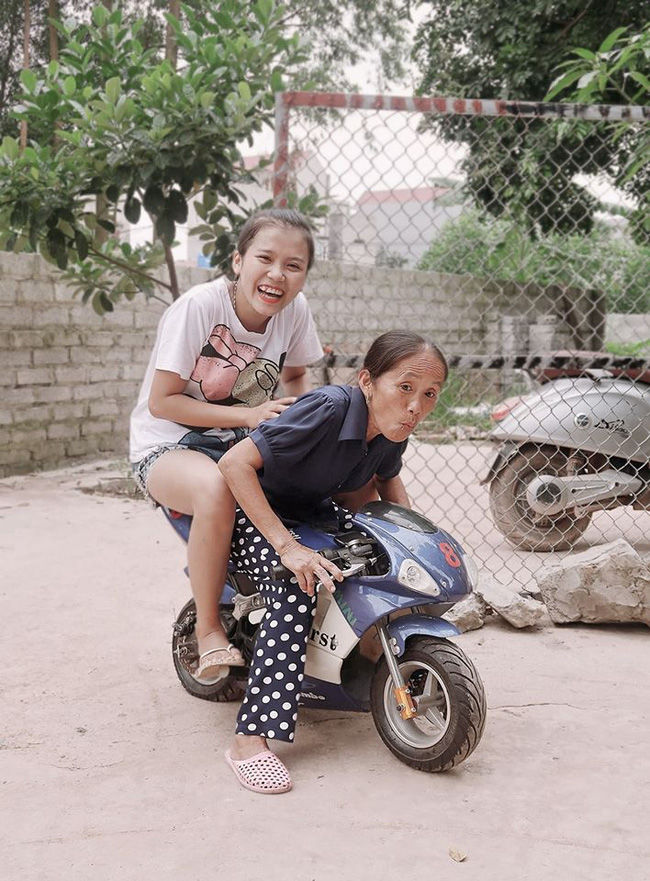 Con gái bà Tân Vlog trở lại với cơ thể phủ kín hình xăm