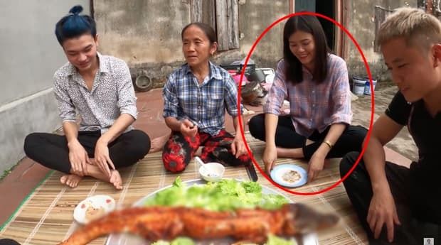 Con gái bà Tân Vlog trở lại với cơ thể phủ kín hình xăm