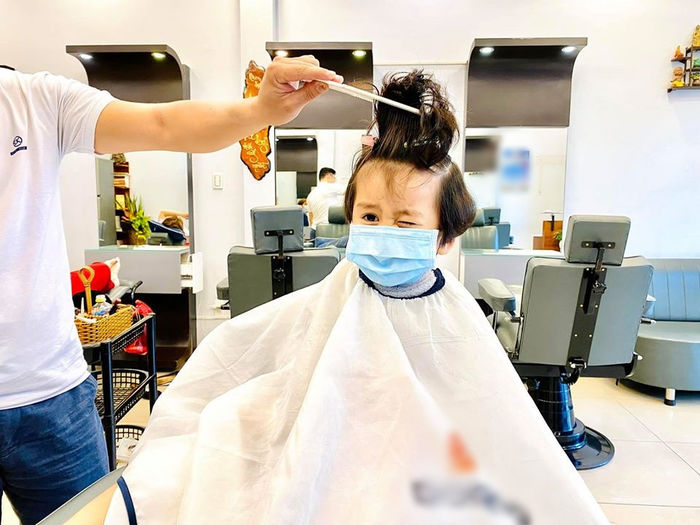Ảnh hot sao Việt: BB Trần tình tứ ôm Jun Phạm
