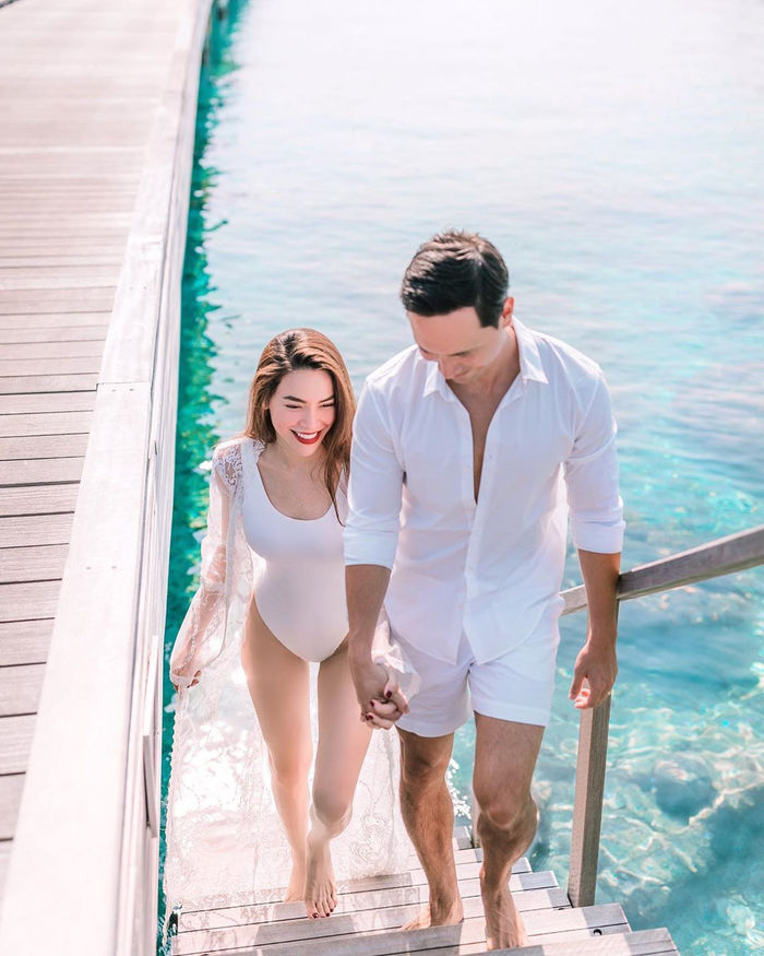 Vợ chồng Hari Won hội ngộ gia đình Chí Tài, Elly Trần ăn mì cũng sexy