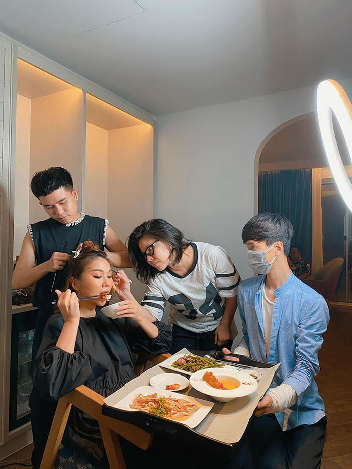 Ảnh hot sao Việt: Hari Won trùm kín bưng, Trấn Thành đọ sắc Tuấn Trấn