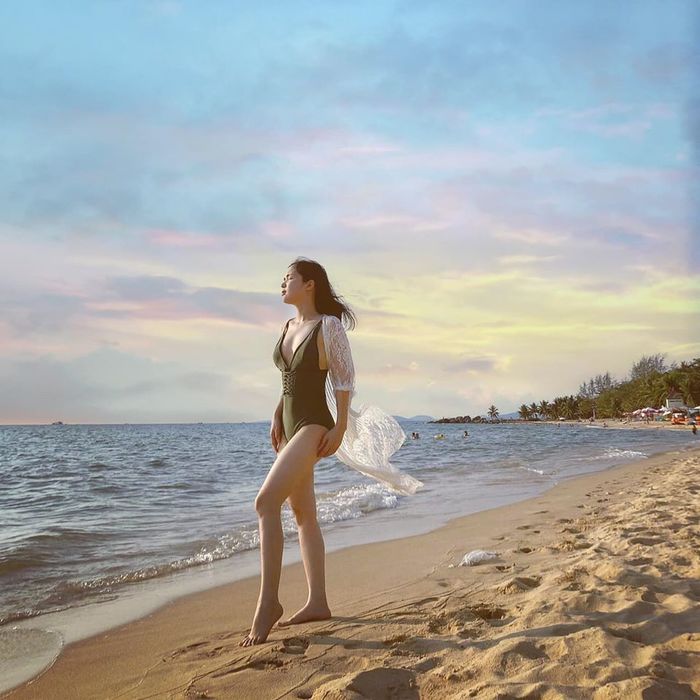 Chị gái Hoà Minzy diện đồ bơi khoe dáng cực nuột dù đã là gái một con