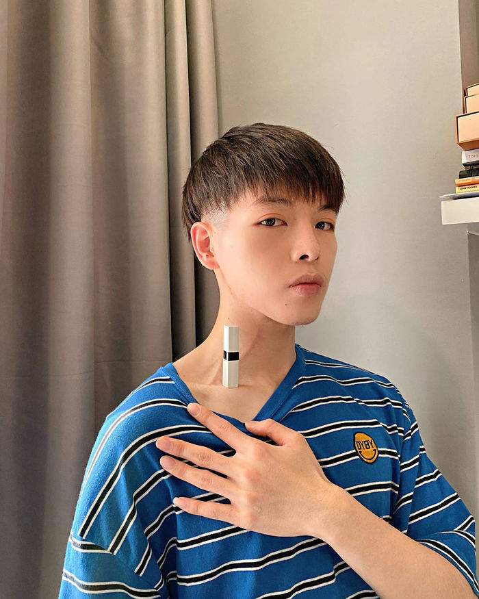 Trấn Thành đèo vợ bằng xe máy, Đức Phúc thực hiện thử thách son môi