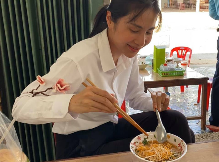 Thủy Tiên ăn mì gói khi đi cứu trợ miền Tây, Hiền Hồ khoe eo siêu nhỏ