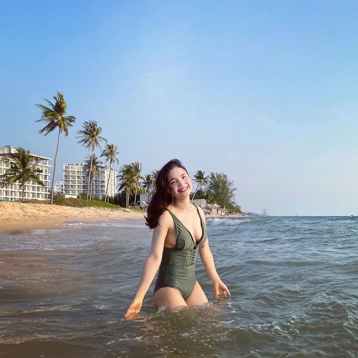 Chị gái Hoà Minzy diện đồ bơi khoe dáng cực nuột dù đã là gái một con