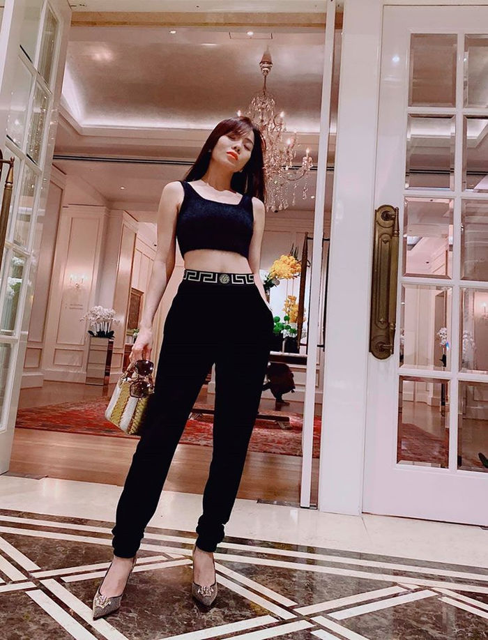 Thủy Tiên ăn mì gói khi đi cứu trợ miền Tây, Hiền Hồ khoe eo siêu nhỏ