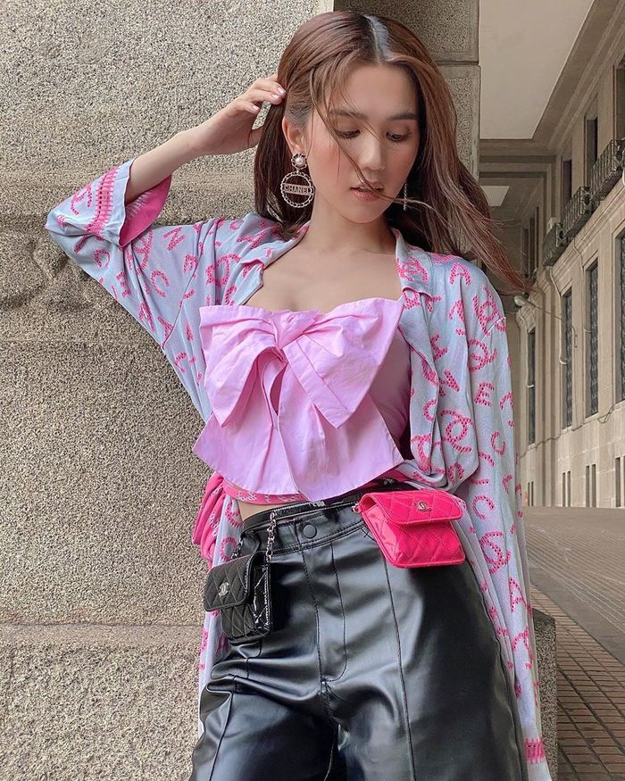 Đụng cả set đồ với “chị iu” Phượng Chanel, Ngọc Trinh lần đầu thất thế