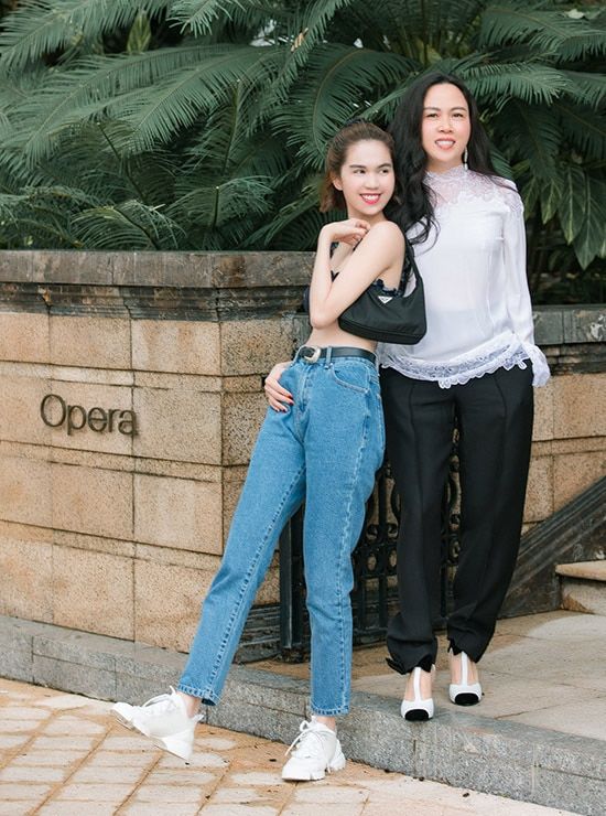 Phượng Chanel và hội chị em đến biệt thự của Ngọc Trinh chống dịch