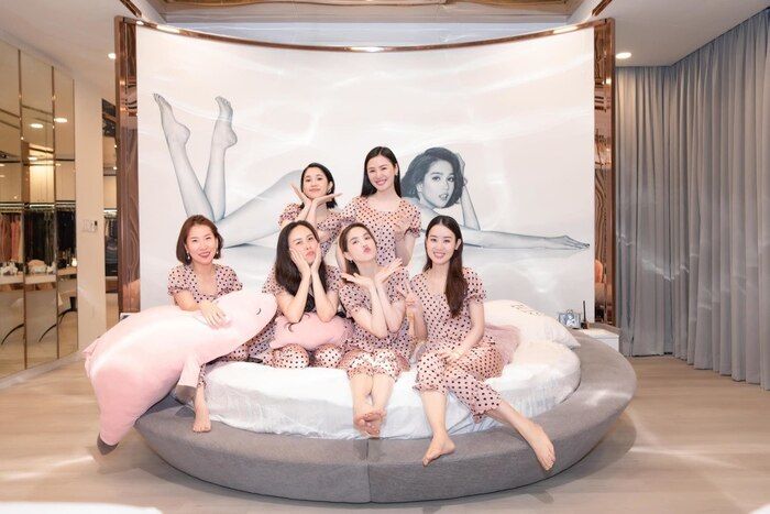 Phượng Chanel và hội chị em đến biệt thự của Ngọc Trinh chống dịch