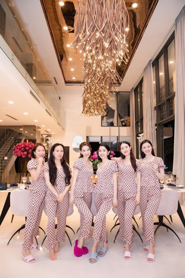 Phượng Chanel và hội chị em đến biệt thự của Ngọc Trinh chống dịch